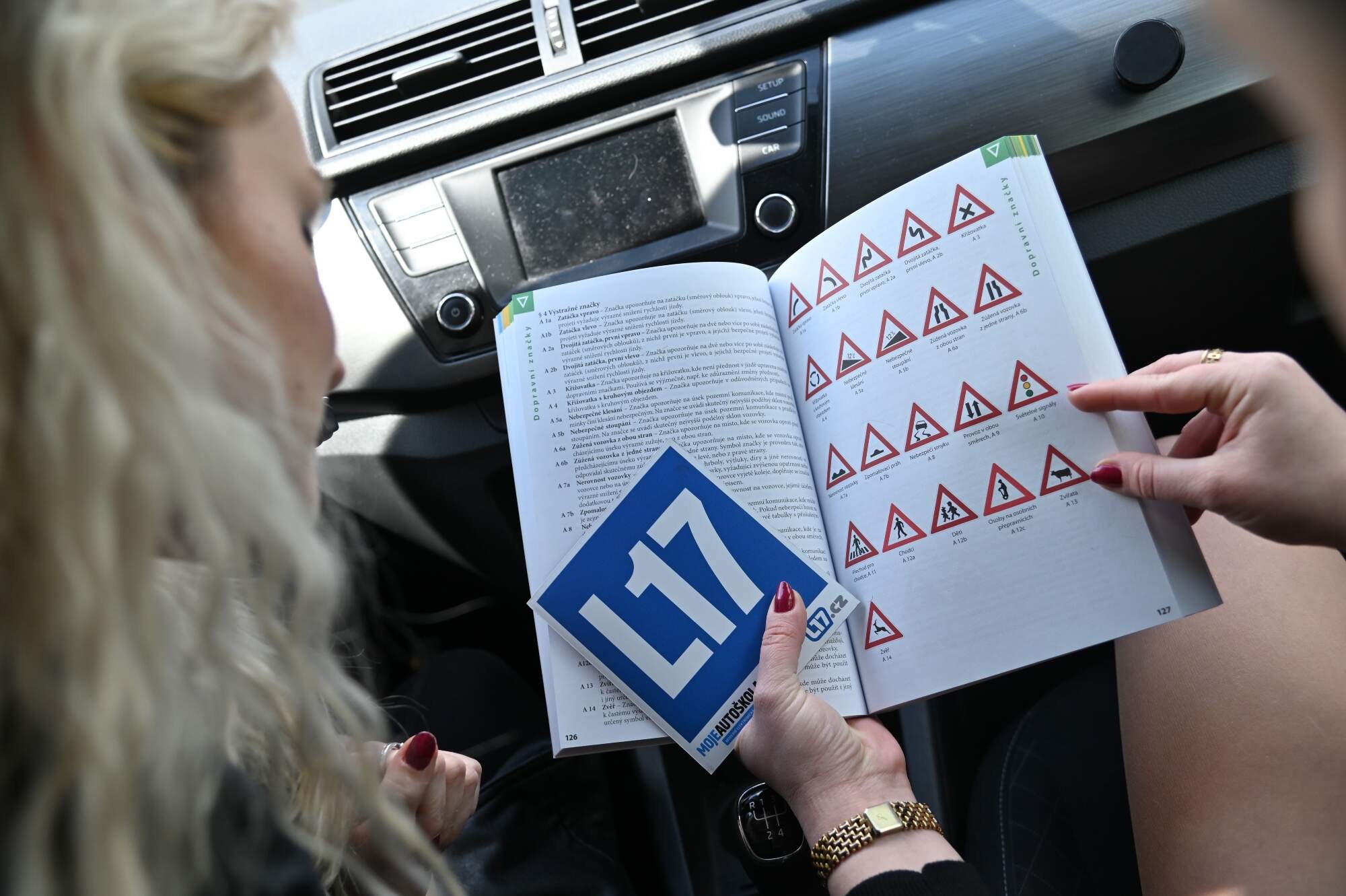 L17: Budou mladí řidiči v ČR už od 17 let za volantem? Co přesně tento projekt znamená